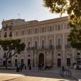 Girandoci verso ovest � invece impossibile non notare il maestoso Palazzo Roberti, conosciuto anche come �palazzo delle cento stanze�: un edificio settecentesco che racchiude volte affrescate, dipinti con scene mitologiche e alti soffitti in legno